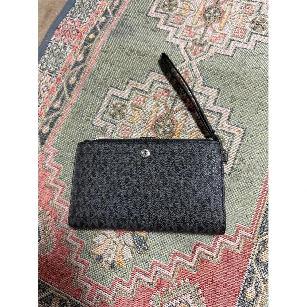 Michael Kors Adele Smartphone Wristlet Wallet Black Signature Logo Print Silver